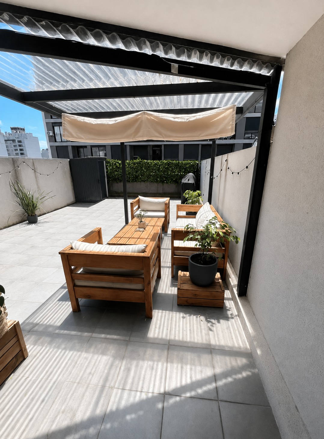 Venta de apartamento en Tres Cruces, con garage y patio de uso exclusivo en Tres Cruces