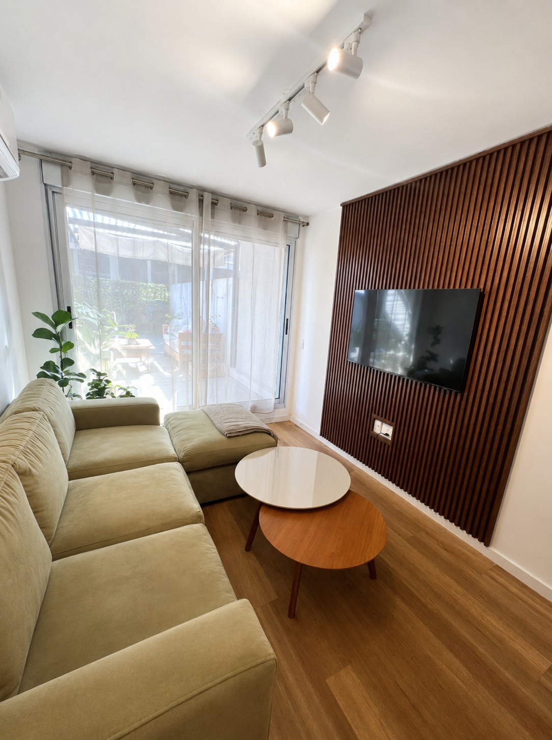 Venta de apartamento en Tres Cruces, con garage y patio de uso exclusivo en Tres Cruces