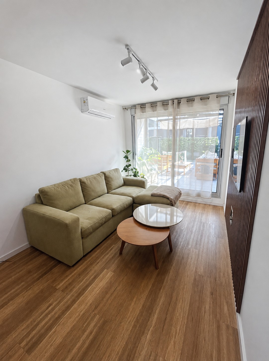 Venta de apartamento en Tres Cruces, con garage y patio de uso exclusivo en Tres Cruces