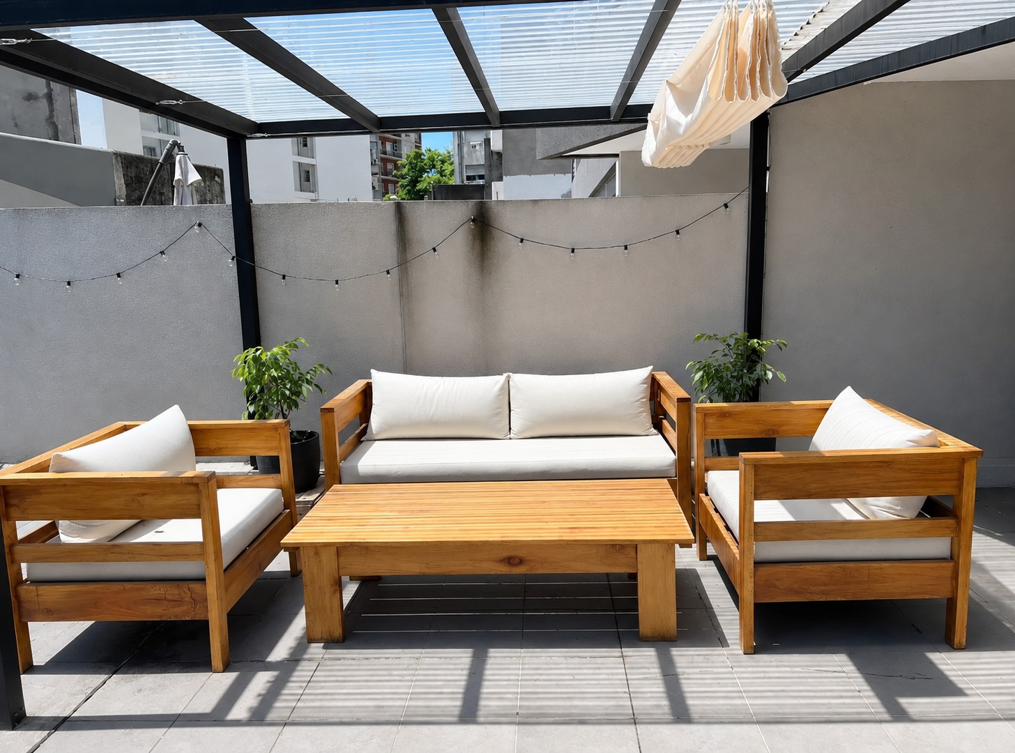 Venta de apartamento en Tres Cruces, con garage y patio de uso exclusivo en Tres Cruces
