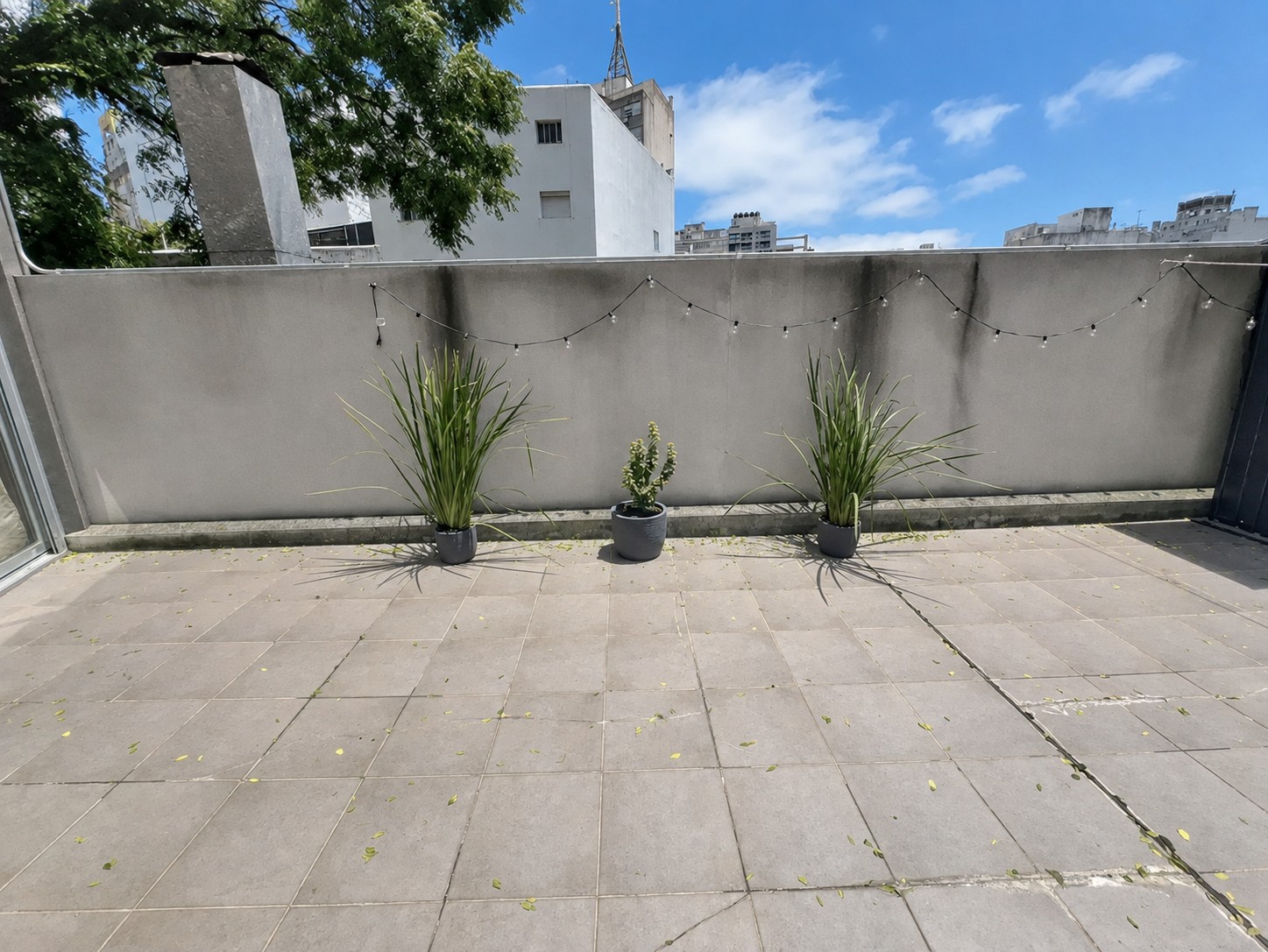 Venta de apartamento en Tres Cruces, con garage y patio de uso exclusivo en Tres Cruces