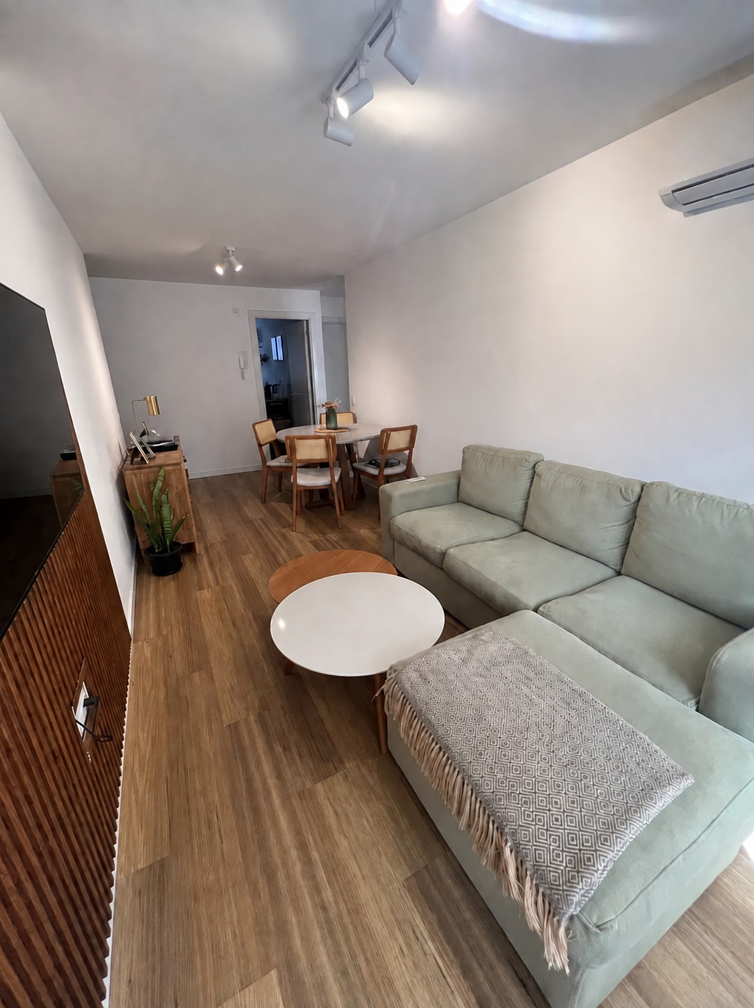 Venta de apartamento en Tres Cruces, con garage y patio de uso exclusivo en Tres Cruces