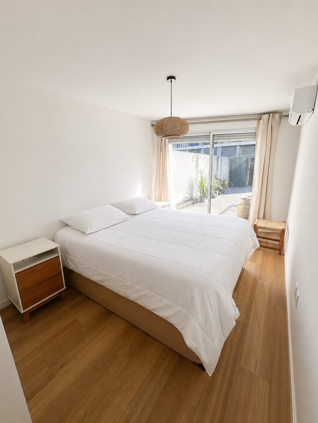 Venta de apartamento en Tres Cruces, con garage y patio de uso exclusivo en Tres Cruces