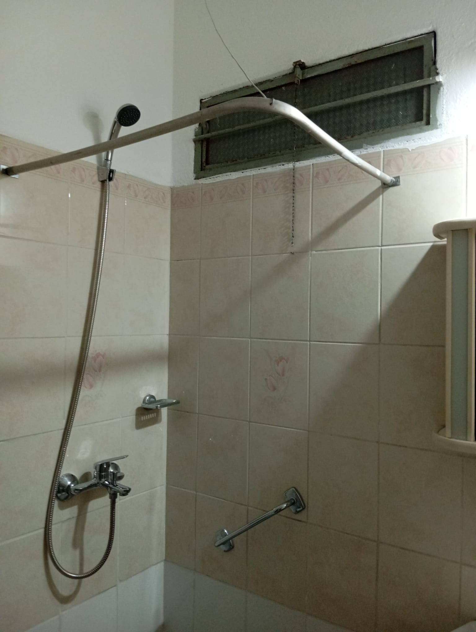Alquiler de hermosa casa en Buceo, 4 dormitorios, y garage. en Buceo