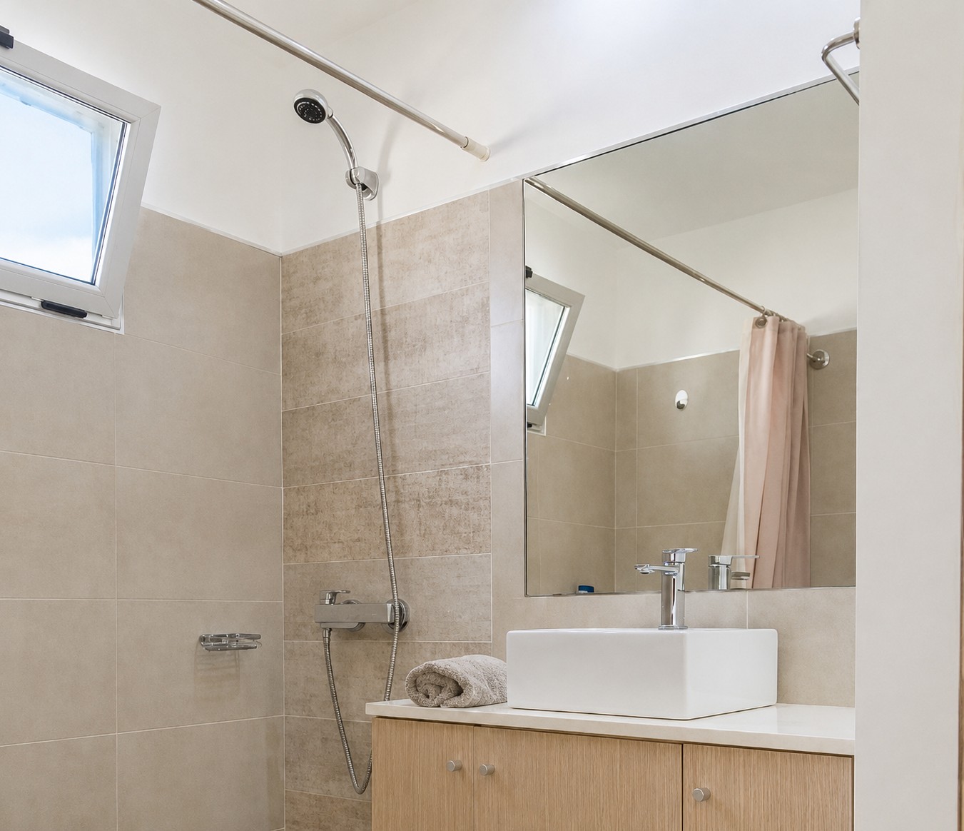 CASA TOTALMENTE REMODELADA EN VENTA – PUNTA GORDA, LÍMITE CON CARRASCO en Punta Gorda