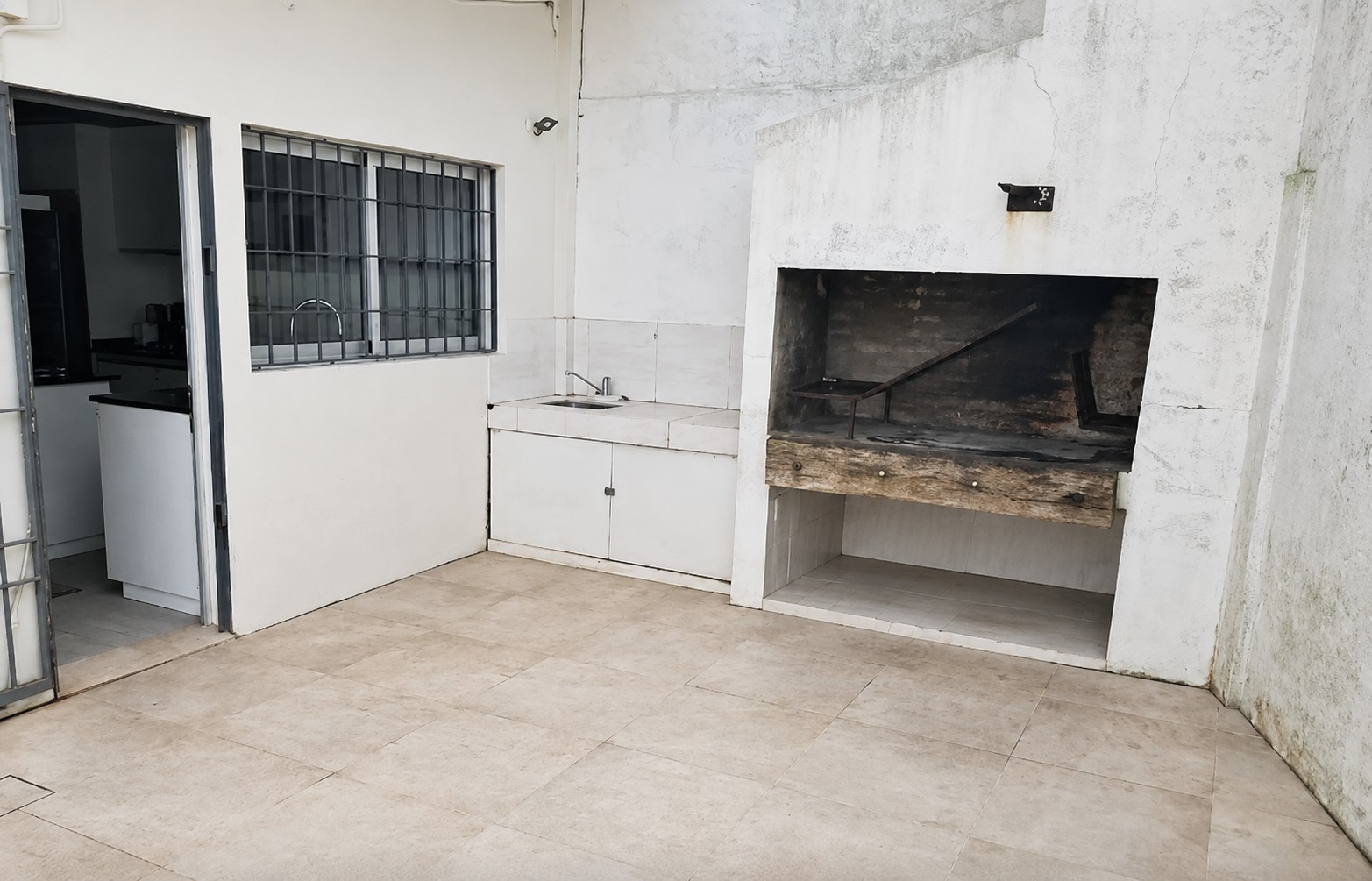 CASA TOTALMENTE REMODELADA EN VENTA – PUNTA GORDA, LÍMITE CON CARRASCO en Punta Gorda