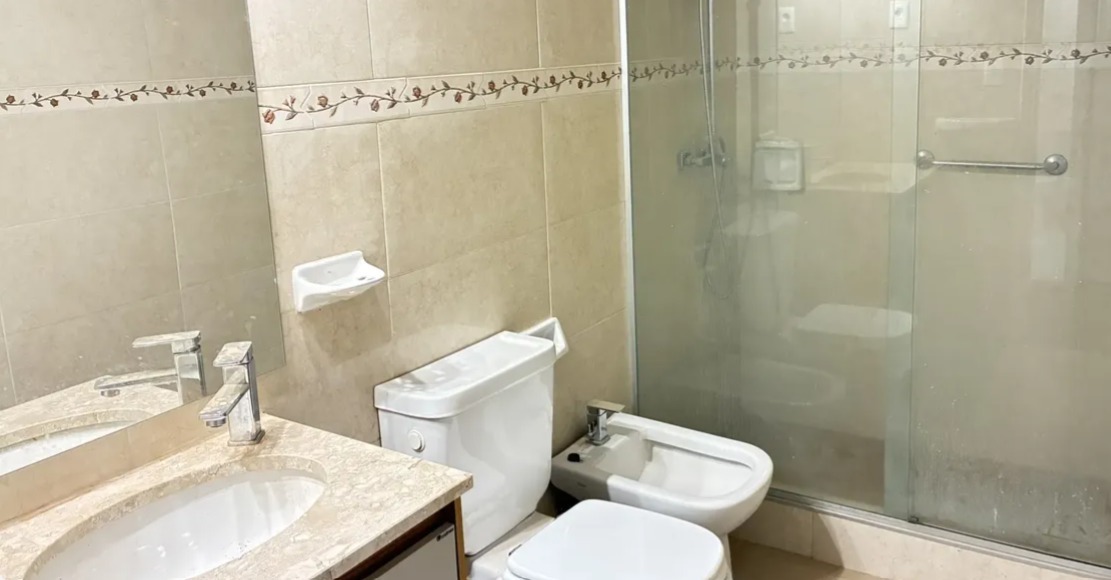 Venta o alquiler de apartamento de 3 dormitorios y servicio en Pocitos en Pocitos Nuevo