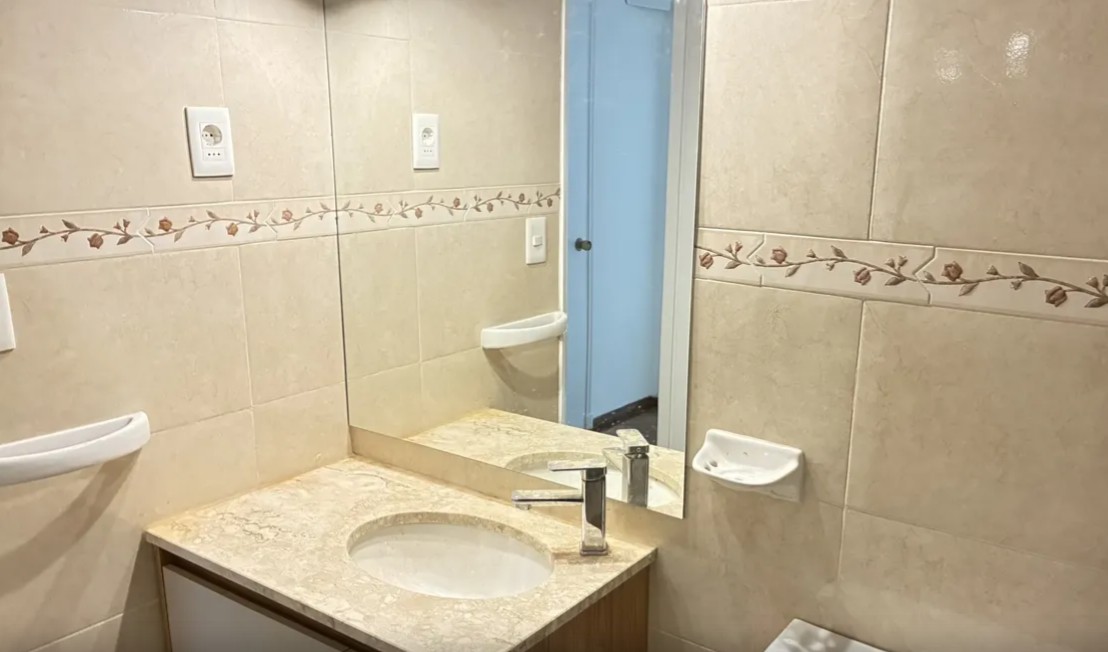 Venta o alquiler de apartamento de 3 dormitorios y servicio en Pocitos en Pocitos Nuevo