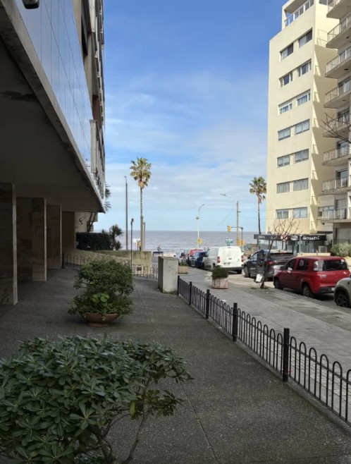 Venta o alquiler de apartamento de 3 dormitorios y servicio en Pocitos en Pocitos Nuevo