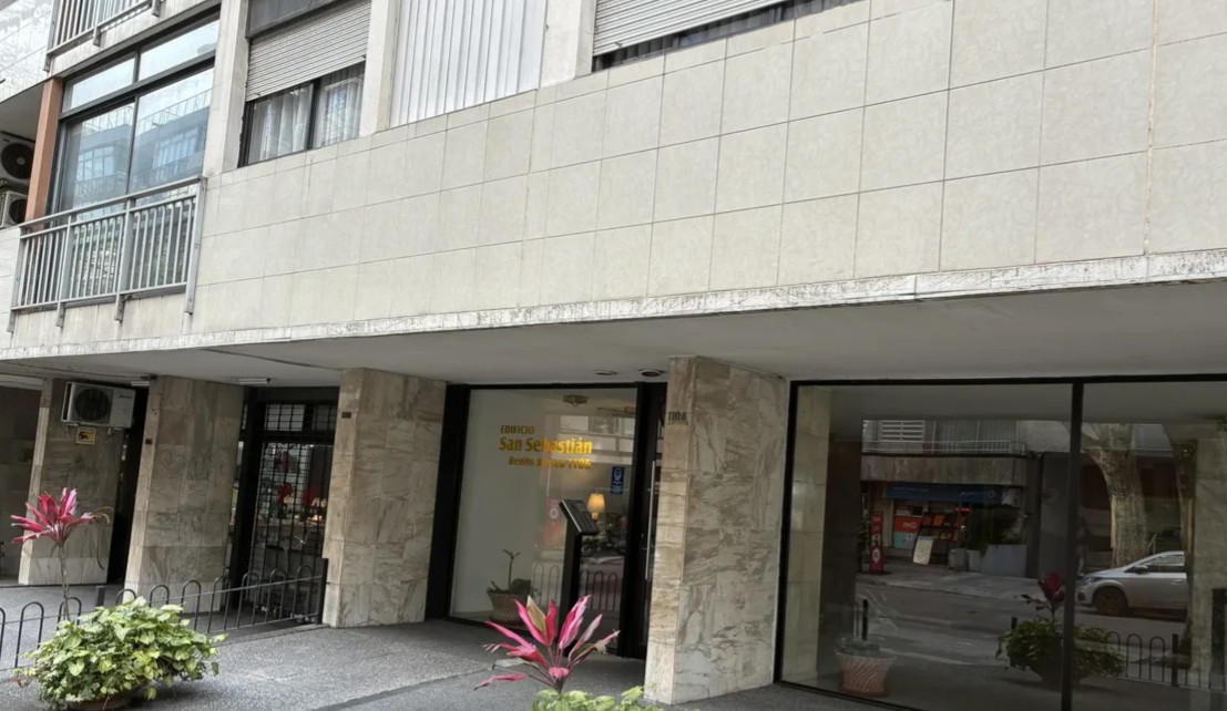 Venta o alquiler de apartamento de 3 dormitorios y servicio en Pocitos en Pocitos Nuevo