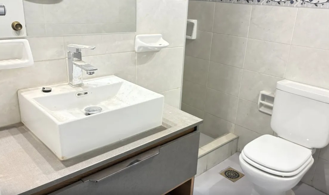 Venta o alquiler de apartamento de 3 dormitorios y servicio en Pocitos en Pocitos Nuevo