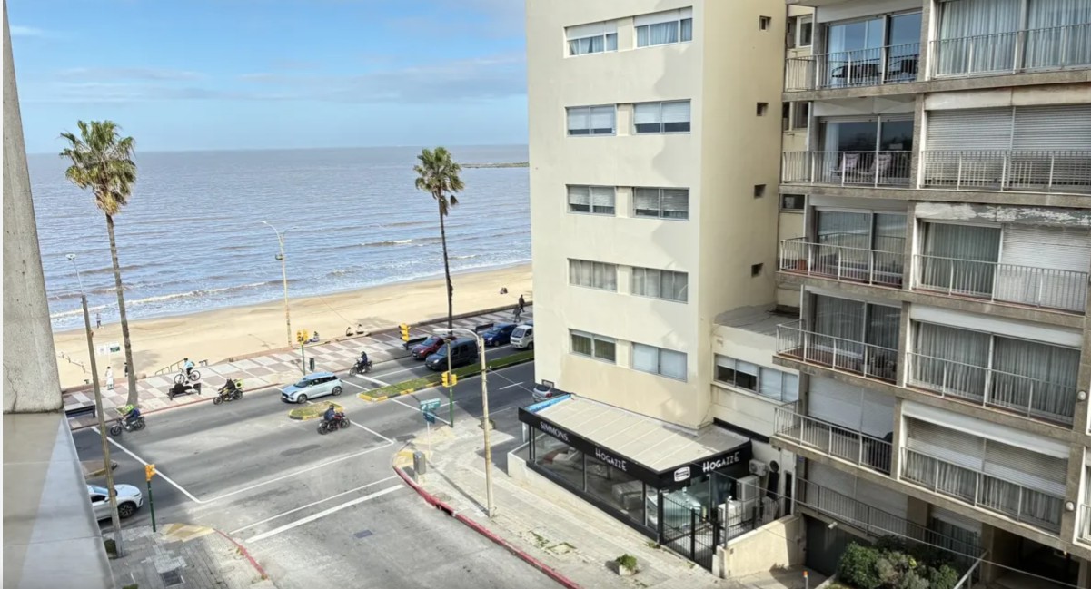 Venta o alquiler de apartamento de 3 dormitorios y servicio en Pocitos en Pocitos Nuevo