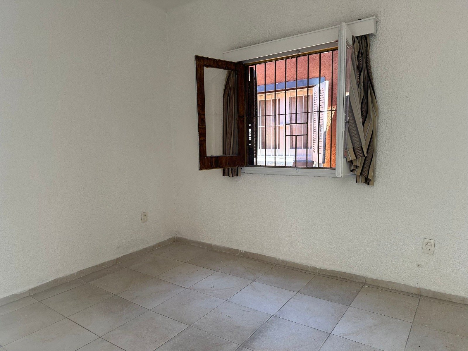 ALQUILER CASA – PÉREZ CASTELLANOS SIN GASTOS COMUNES en Montevideo
