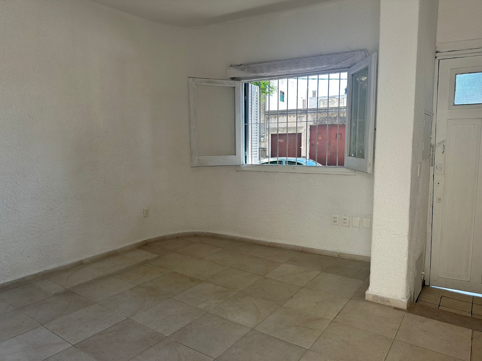 ALQUILER CASA – PÉREZ CASTELLANOS SIN GASTOS COMUNES en Montevideo
